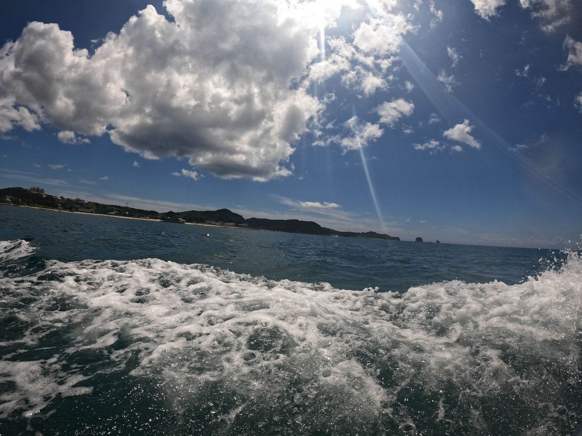 ボートから見る白浜の景色