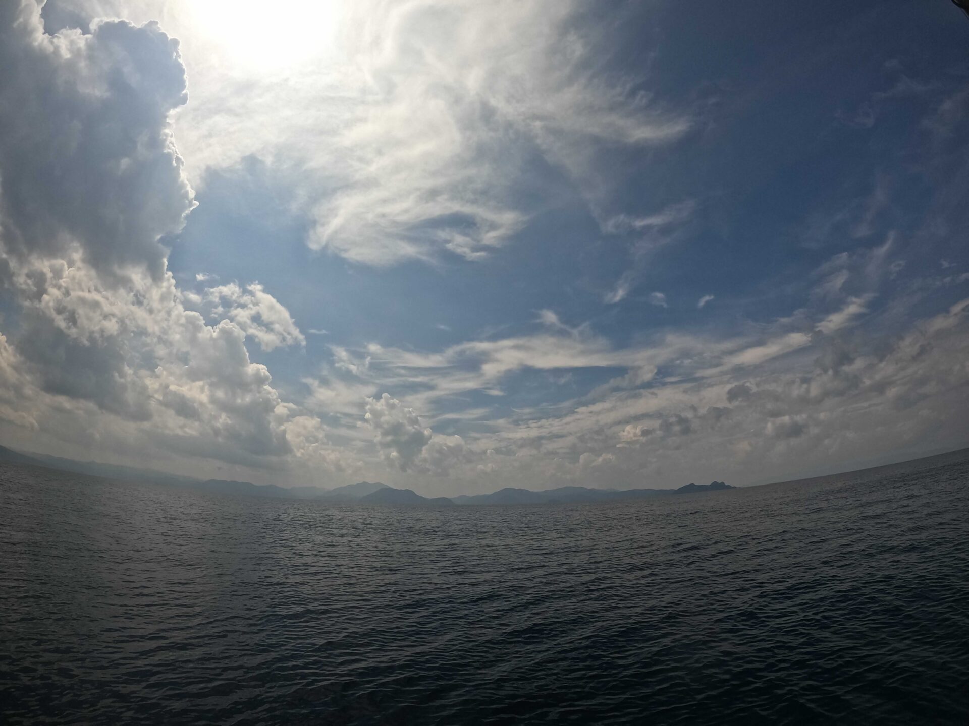 青い空と海